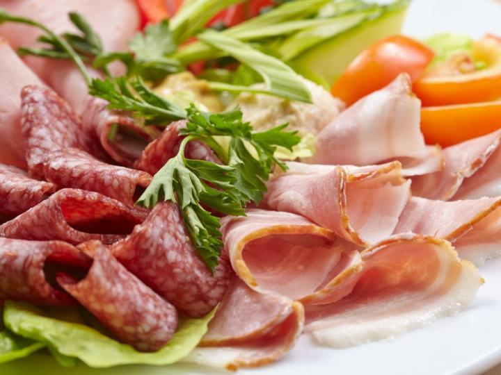 Nous vous proposons un buffet de charcuterie haut de gamme pour faire plaisir 